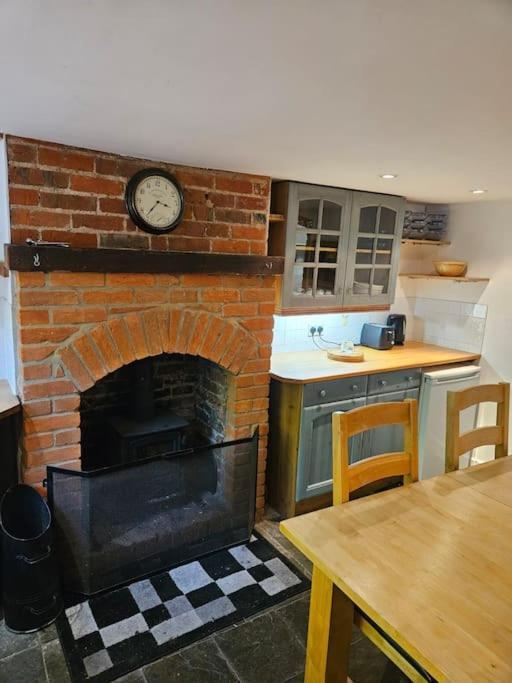 House In Historic Winchester Bagian luar foto