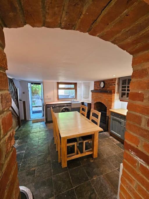 House In Historic Winchester Bagian luar foto